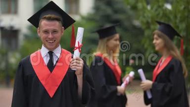 笑毕业生快乐毕业证书和毕业典礼，幸福